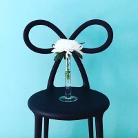 Qeeboo Ribbon Chair sedia decorativa