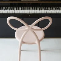 Qeeboo Ribbon Chair sedia decorativa