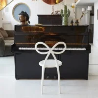 Qeeboo Ribbon Chair sedia decorativa