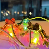 Qeeboo Hungry Frog lampada da tavolo Qeeboo Hungry Frog lampada da tavolo
