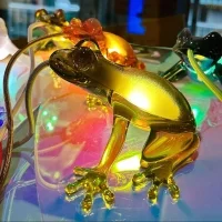 Qeeboo Hungry Frog lampada da tavolo Qeeboo Hungry Frog lampada da tavolo