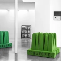 Gufram Pratone Forever seduta decorativa