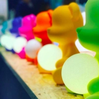 Qeeboo Teddy Girl Lampada Orsetto led da Tavolo batteria