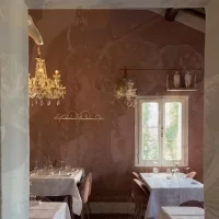 Qeeboo Giraffe In Love M 2,65 mt with Chandelier for Indoor