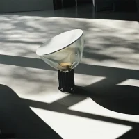 Flos Taccia lampada da tavolo in PMMA Flos Taccia lampada da tavolo in PMMA