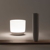 Flos Gaku Wireless lampada LED in legno da tavolo ricaricabile