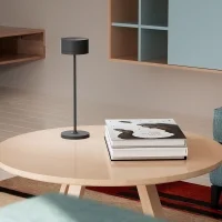 iGuzzini Whisper lampada da tavolo a batteria per esterno iGuzzini Whisper lampada da tavolo a batteria per esterno