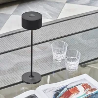 iGuzzini Whisper lampada da tavolo a batteria per esterno iGuzzini Whisper lampada da tavolo a batteria per esterno