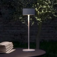 iGuzzini Whisper lampada da tavolo a batteria per esterno iGuzzini Whisper lampada da tavolo a batteria per esterno