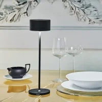 iGuzzini Whisper lampada da tavolo a batteria per esterno iGuzzini Whisper lampada da tavolo a batteria per esterno
