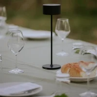 iGuzzini Whisper lampada da tavolo a batteria per esterno iGuzzini Whisper lampada da tavolo a batteria per esterno