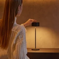 iGuzzini Whisper lampada da tavolo a batteria per esterno iGuzzini Whisper lampada da tavolo a batteria per esterno