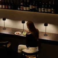 iGuzzini Whisper lampada da tavolo a batteria per esterno iGuzzini Whisper lampada da tavolo a batteria per esterno
