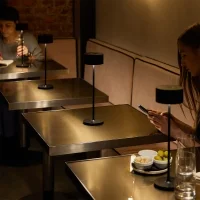 iGuzzini Whisper lampada da tavolo a batteria per esterno iGuzzini Whisper lampada da tavolo a batteria per esterno