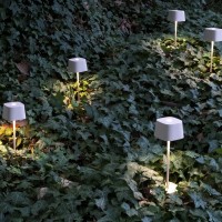 Zafferano Ofelia PRO Lampada LED da Tavolo a Batteria Con Base a Contatto