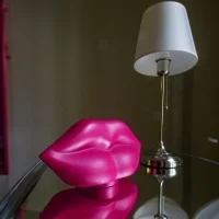 Candyslab Kiss battery table lamp