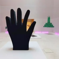 Gufram Mano scultura domestica e seduta