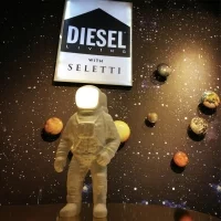 Seletti Flashing Starman lampada a led da tavolo a batteria
