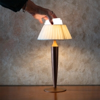 Zafferano Flaminia battery table lamp