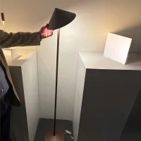 Zafferano Pina XXL lampada da terra a batteria