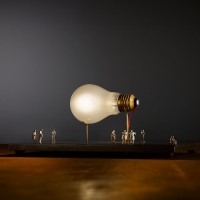 Ingo Maurer I Ricchi Poveri Monument for a bulb lampada da tavolo