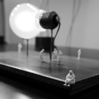Ingo Maurer I Ricchi Poveri Monument for a bulb lampada da tavolo