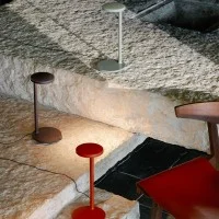 Flos Oblique QI Lampada LED da Tavolo Con Ricarica Wireless e