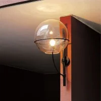 Oluce Lyndon Lampada Da Parete Con Struttura In Metallo Globi Oluce Lyndon Lampada Da Parete Con Struttura In Metallo Globi