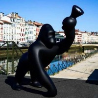 Qeeboo Kong Lampada Gorilla a LED da Terra con Braccio