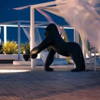 Qeeboo Kong Lampada Gorilla a LED da Terra con Braccio