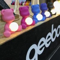 Qeeboo Teddy Girl Lampada Orsetto LED da Tavolo Ricaricabile By Qeeboo Teddy Girl Lampada Orsetto LED da Tavolo Ricaricabile By