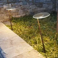 Oluce Amanita Lampada LED da Terra per Esterno By Mariana P. Soto
