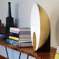Oluce Siro Lampada Curva LED Dimmerabile da Tavolo By M. Perla