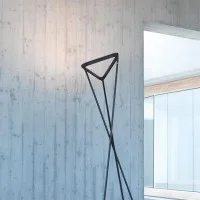 Luceplan Tango Lampada LED da Terra Triangolare Modulabile Luceplan Tango Lampada LED da Terra Triangolare Modulabile