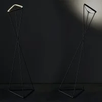 Luceplan Tango Lampada LED da Terra Triangolare Modulabile Luceplan Tango Lampada LED da Terra Triangolare Modulabile