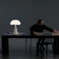 Martinelli Luce Pipistrello MED Lampada LED da Tavolo By Gae Aulenti