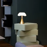 Martinelli Luce Minipipistrello LED DIM da Tavolo By Gae Aulenti Martinelli Luce Minipipistrello LED DIM da Tavolo By Gae Aulenti