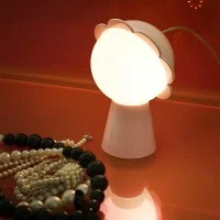 Qeeboo Daisy Lampada LED Regolabile da Tavolo by Nika Zupanc Qeeboo Daisy Lampada LED Regolabile da Tavolo by Nika Zupanc