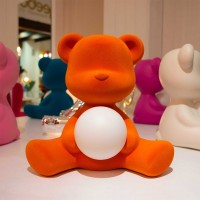 Qeeboo Teddy Girl Velvet lampada da tavolo ricaricabile