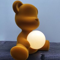 Qeeboo Teddy Girl Velvet lampada da tavolo ricaricabile