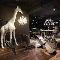 Qeeboo Giraffe In Love M 2,65 mt con Lampadario da Interno