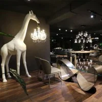 Qeeboo Giraffe In Love M 2,65 mt con Lampadario da Interno