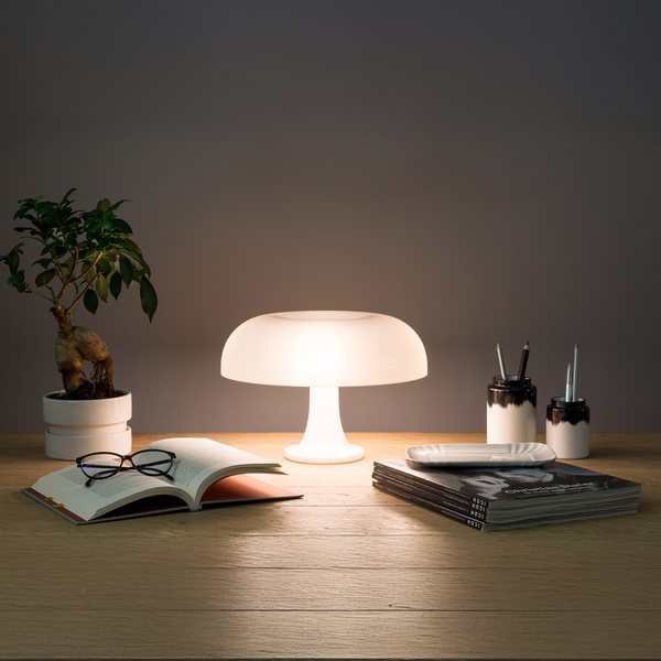 Artemide Nessino, lampada da tavolo di design Giancarlo Mattioli