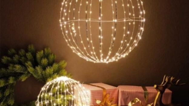 5 idee di luci decorative natalizie per illuminare case, giardini e uffici